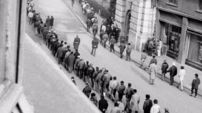 21 decembrie 1989. Lumea se indreapta spre mitingul din Piata Palatului. Foto: Vasile Popa